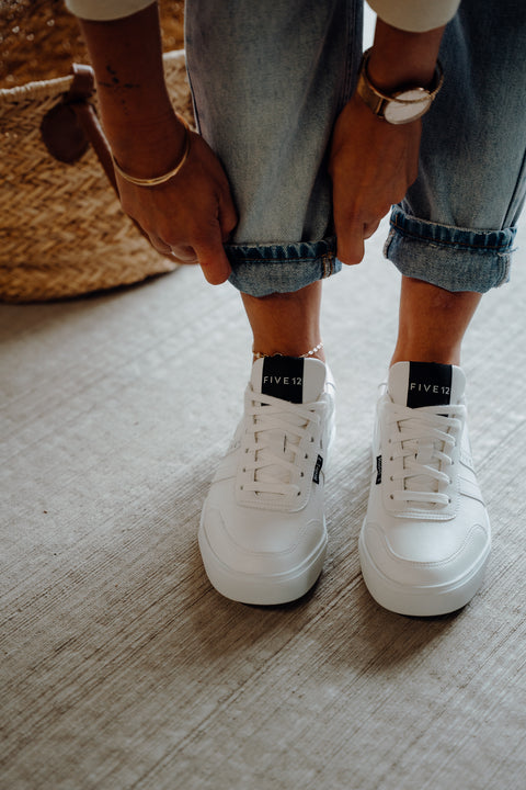 TripleWhite_Sneaker_Women, Frau mit Sneaker, Fußkette, Sneaker mit Fußkette